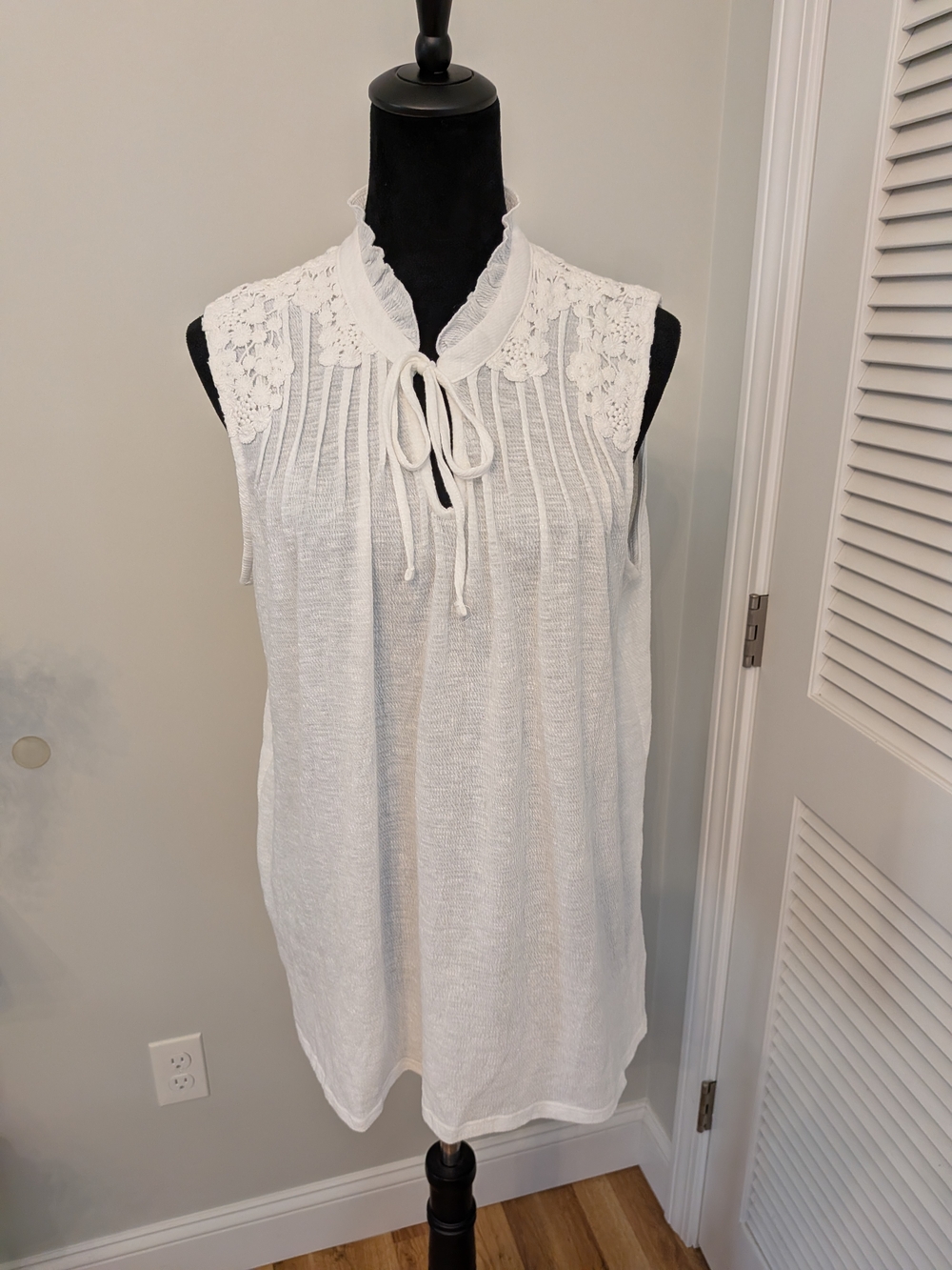 Sleeveless White Lace-Yoke Tie-Neck Women’s Top Size L